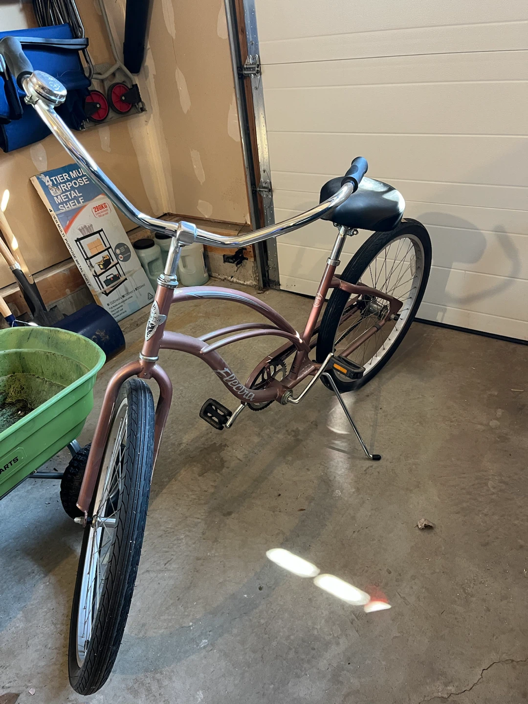 Pink cruiser bike (Electra)