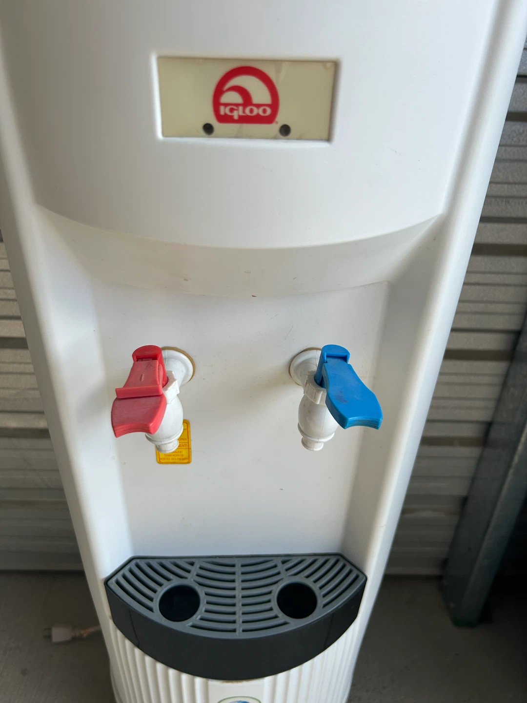 Free Igloo water dispenser - photo 2