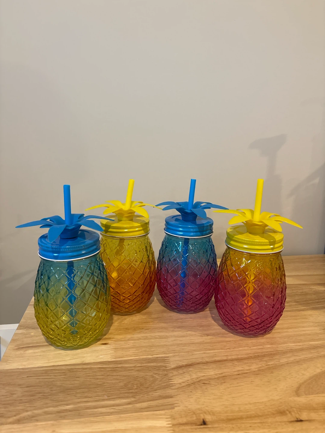 Set of 4 Pineapple Tumblers with Straws