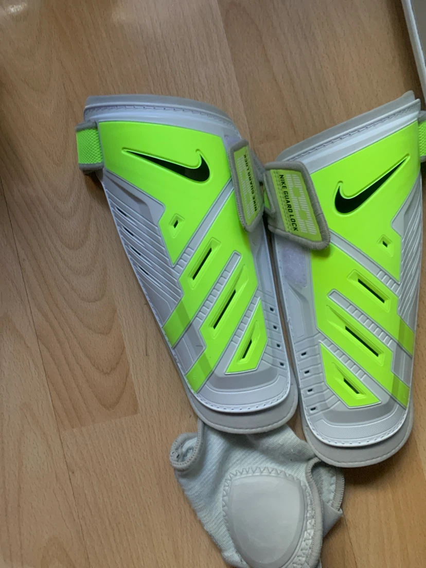 Size :11 - Adidas Soccer Cleats and Nike Shin Guards - photo 4