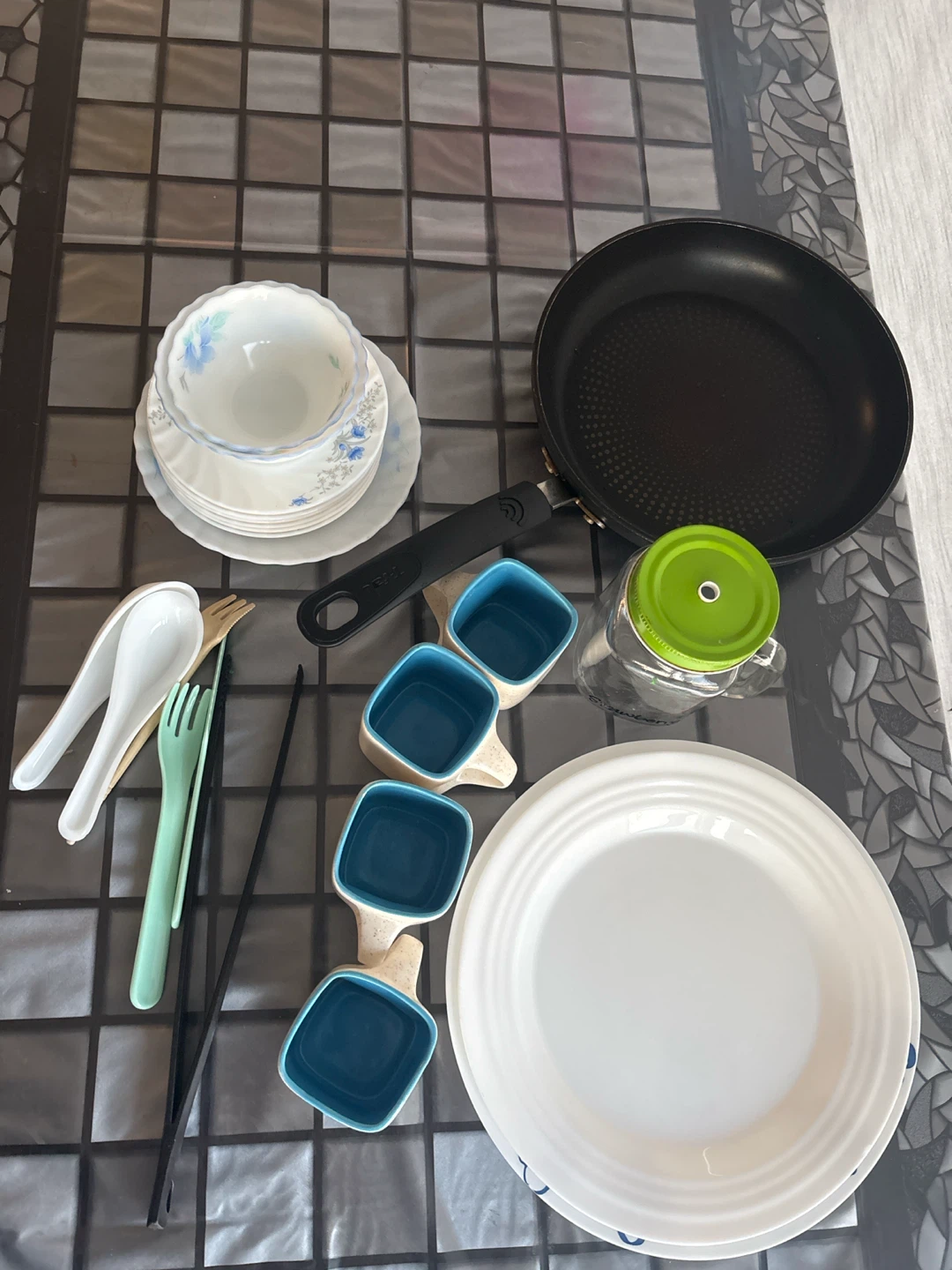 Kitchenware Set with Frying Pan and Plates
