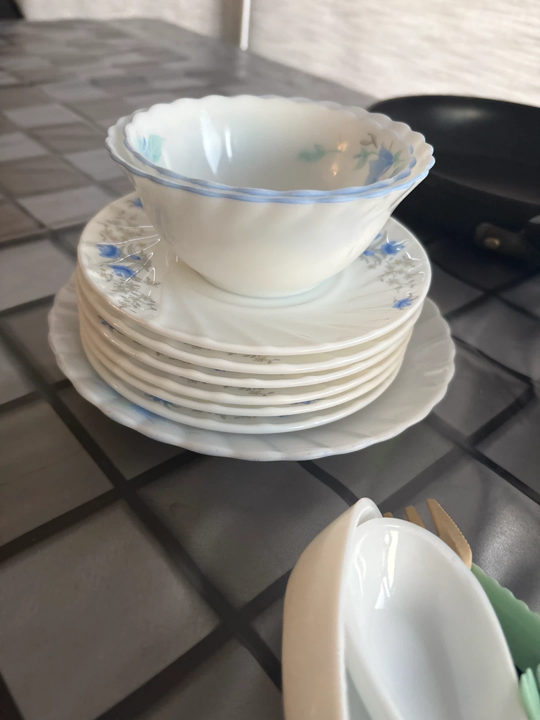Kitchenware Set with Frying Pan and Plates - photo 2