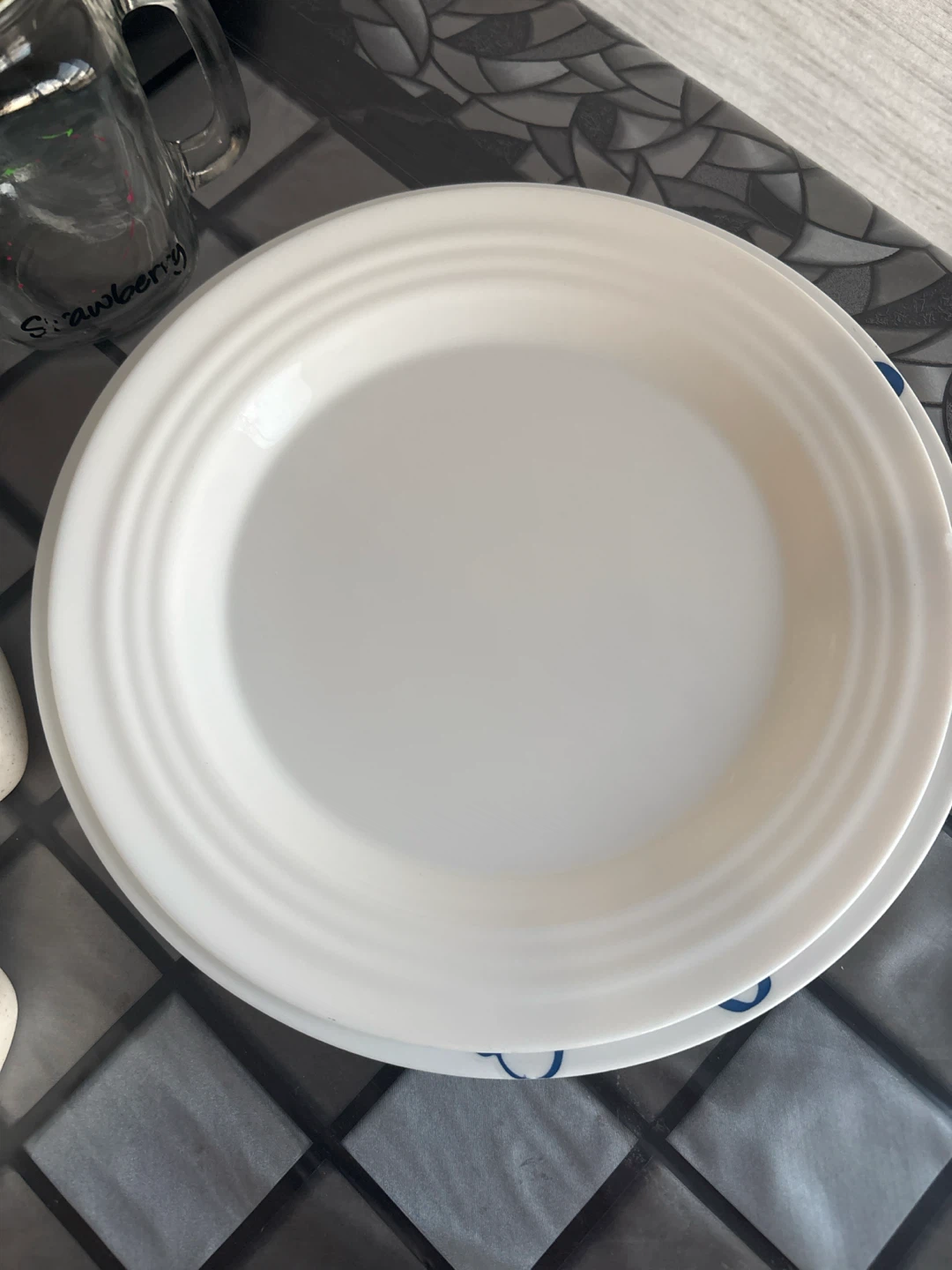 Kitchenware Set with Frying Pan and Plates - photo 4