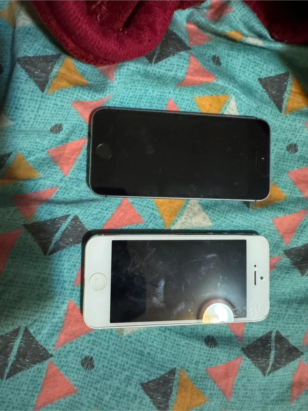 2 5s Apple iPhones - Silver & Space Grey