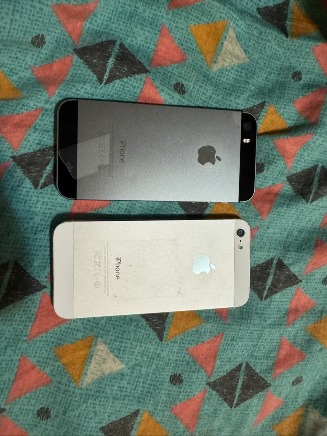 2 5s Apple iPhones - Silver & Space Grey - photo 2
