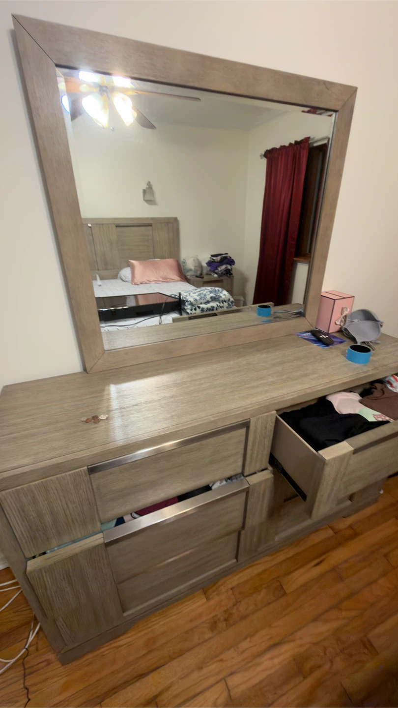 Raymour & Flanigan king Bedroom Set – Like New