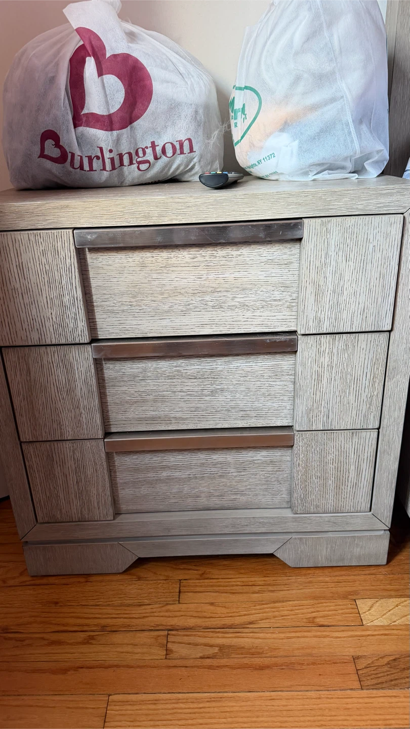 Raymour & Flanigan king Bedroom Set – Like New - photo 2