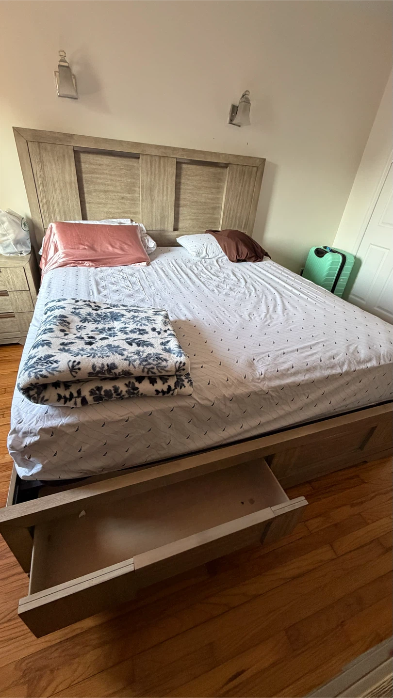 Raymour & Flanigan king Bedroom Set – Like New - photo 4