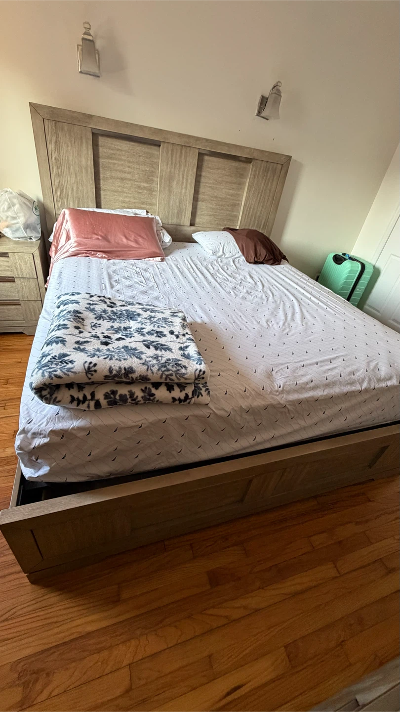 Raymour & Flanigan king Bedroom Set – Like New - photo 5
