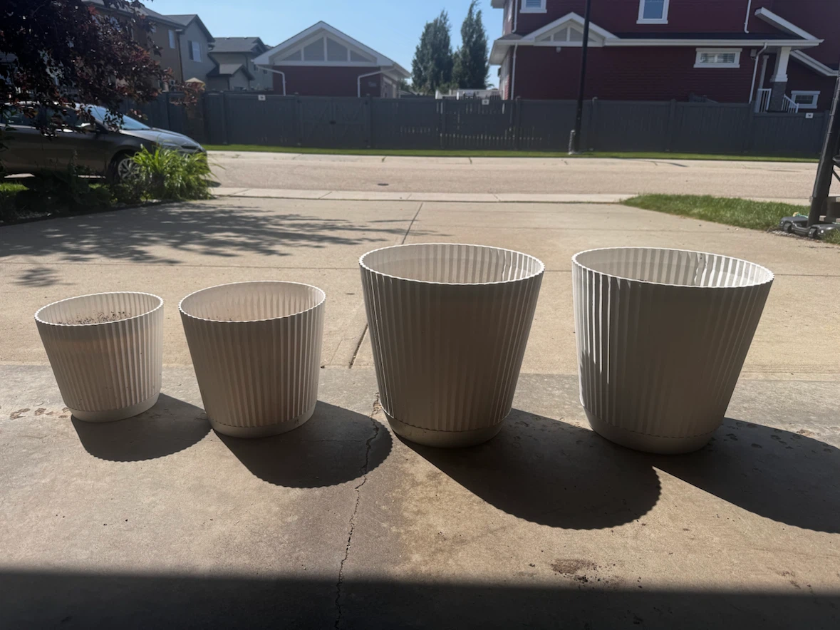 Set of 4 White Plastic Planters - photo 2