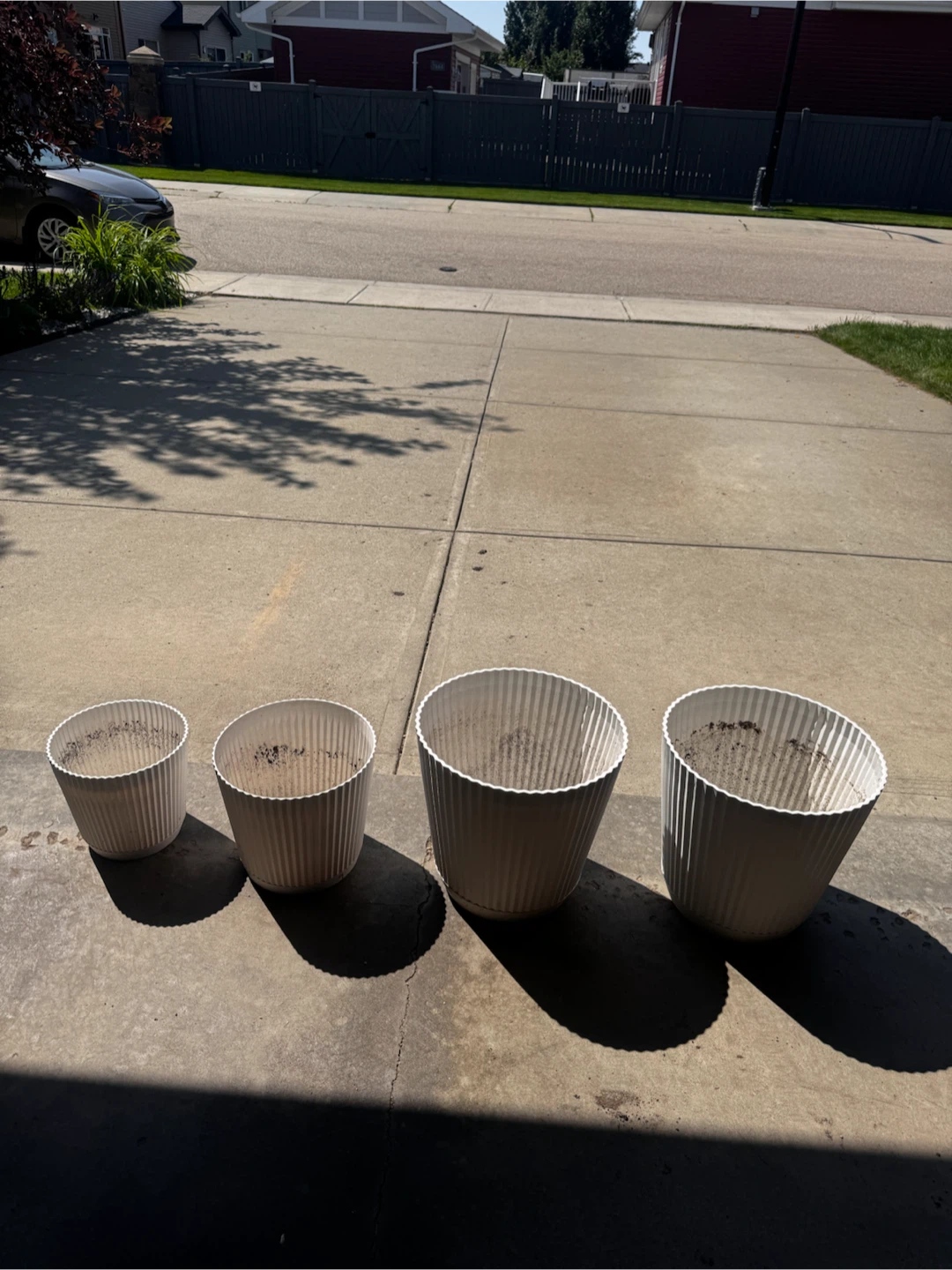 Set of 4 White Plastic Planters - photo 3