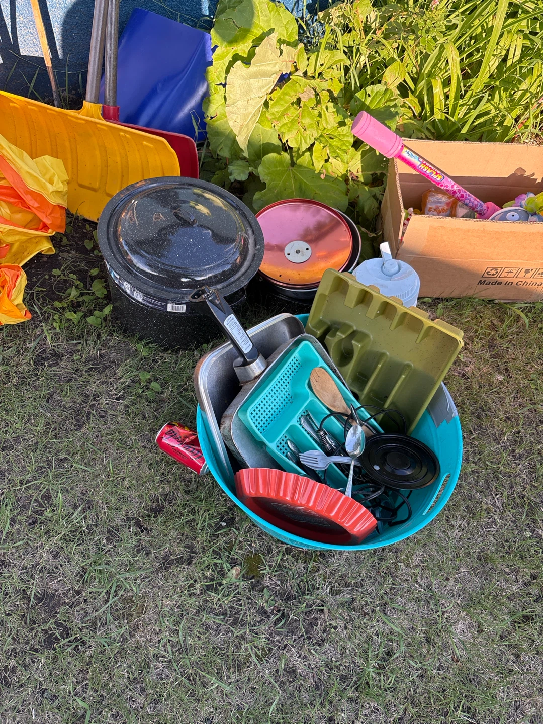 FREE!!! Assorted Kitchen items