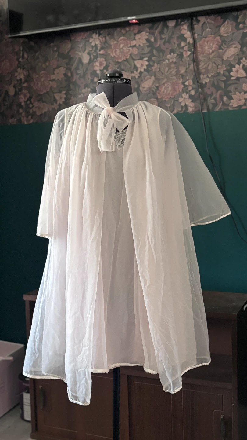 White sheer nightgown and robe set - photo 2