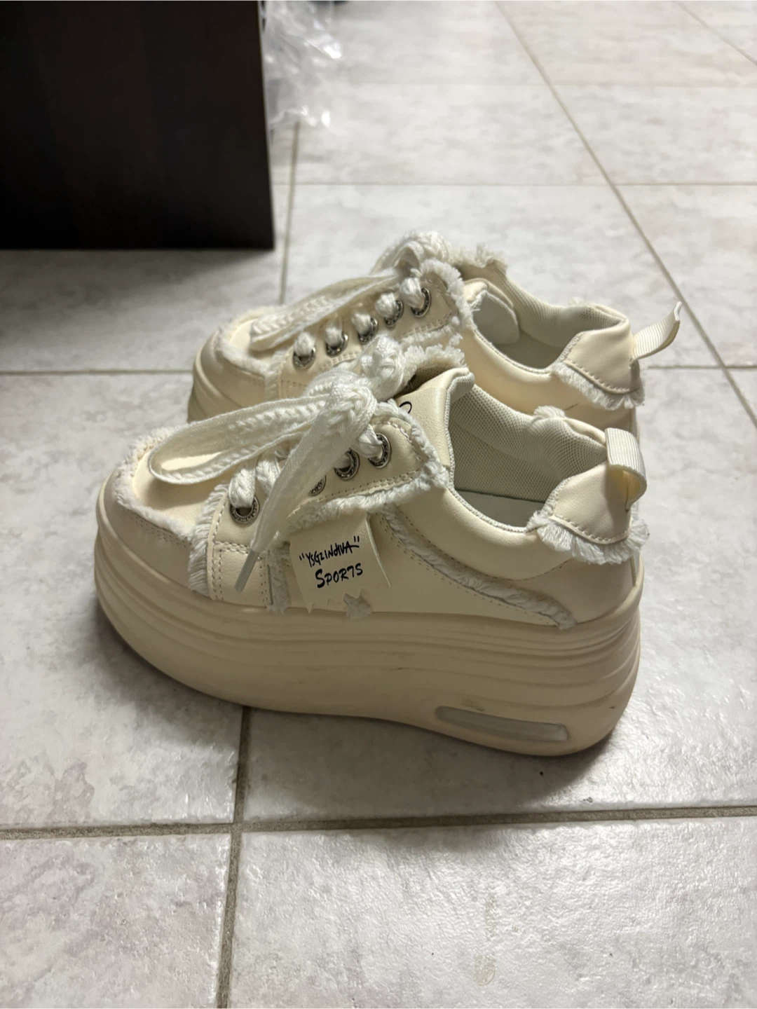 Platform sneakers 2inch size 4