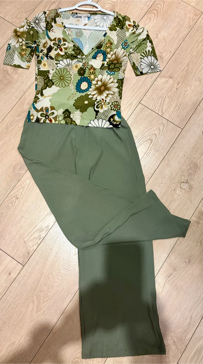 2 Spirit Floral Print V-Neck Tops