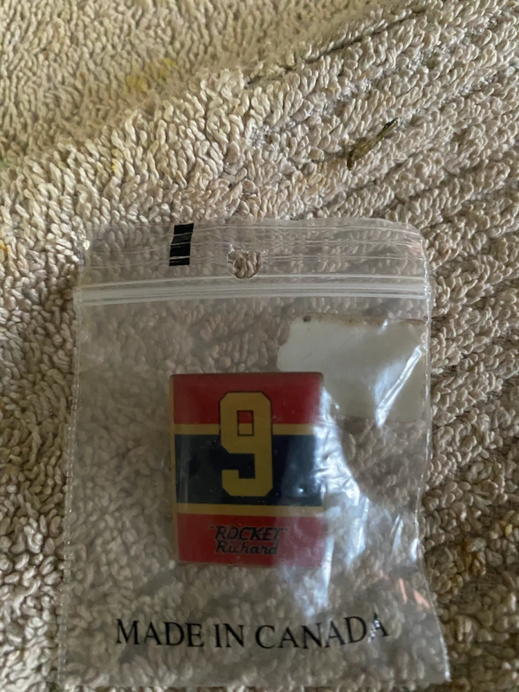 Rocket Richard "9" Lapel Pin - photo 3
