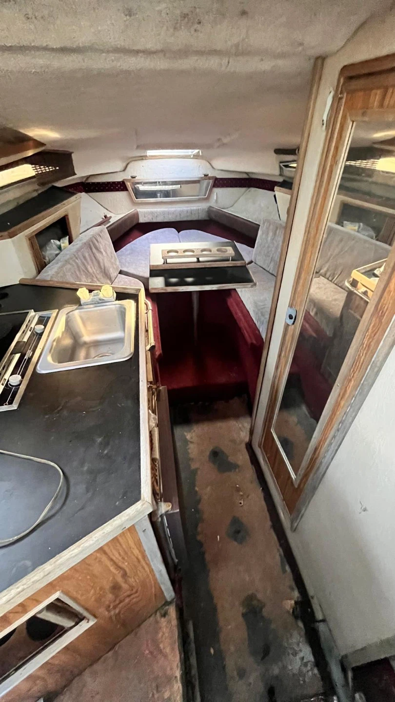 XL Sea Ray Sundancer Cabin Cruiser 27 ft $3500 firm - photo 5