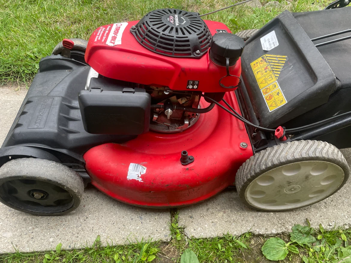 Troy-bilt lawnmower with bag  Honda engine 160 cc - photo 3