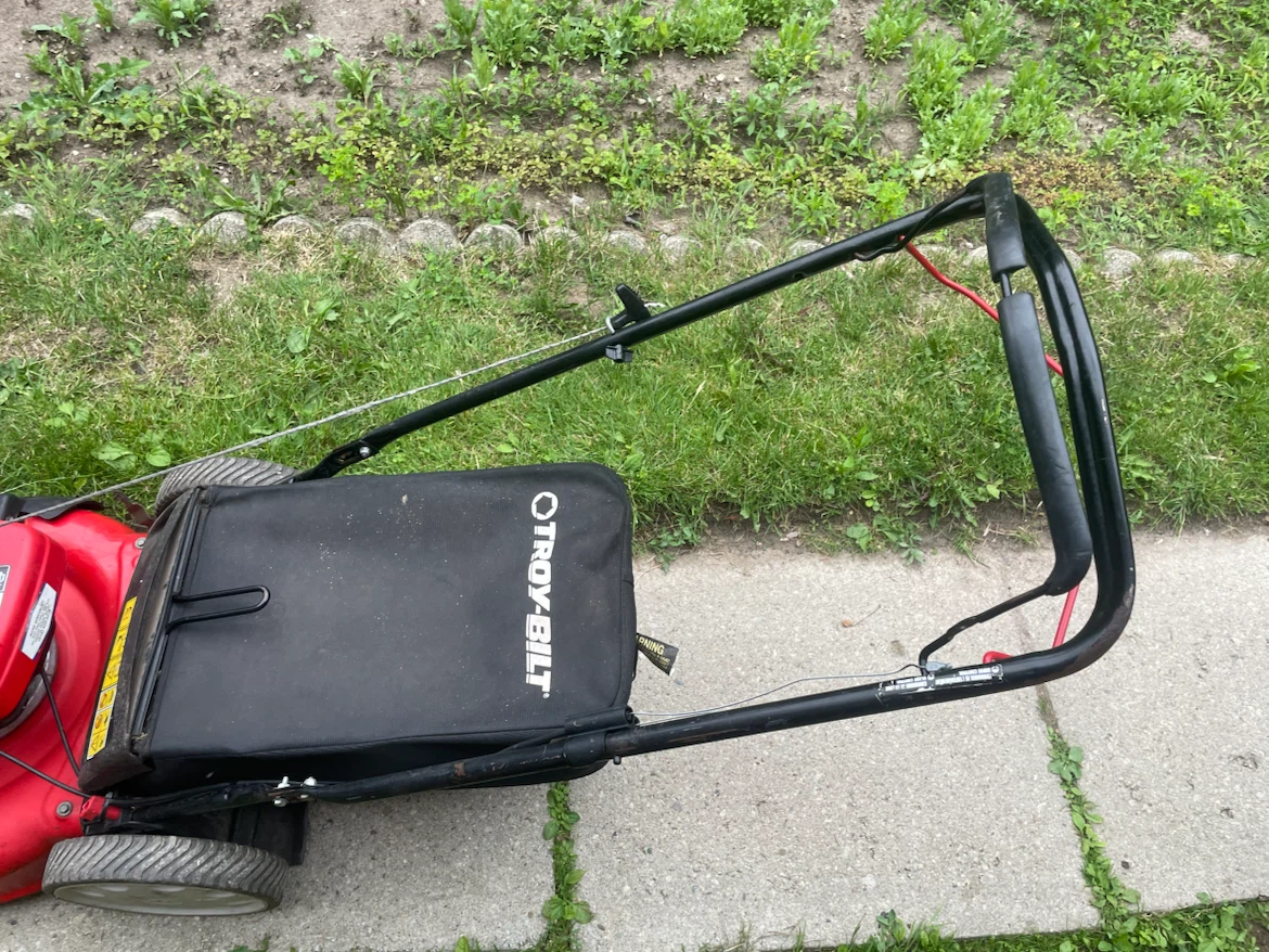Troy-bilt lawnmower with bag  Honda engine 160 cc - photo 4
