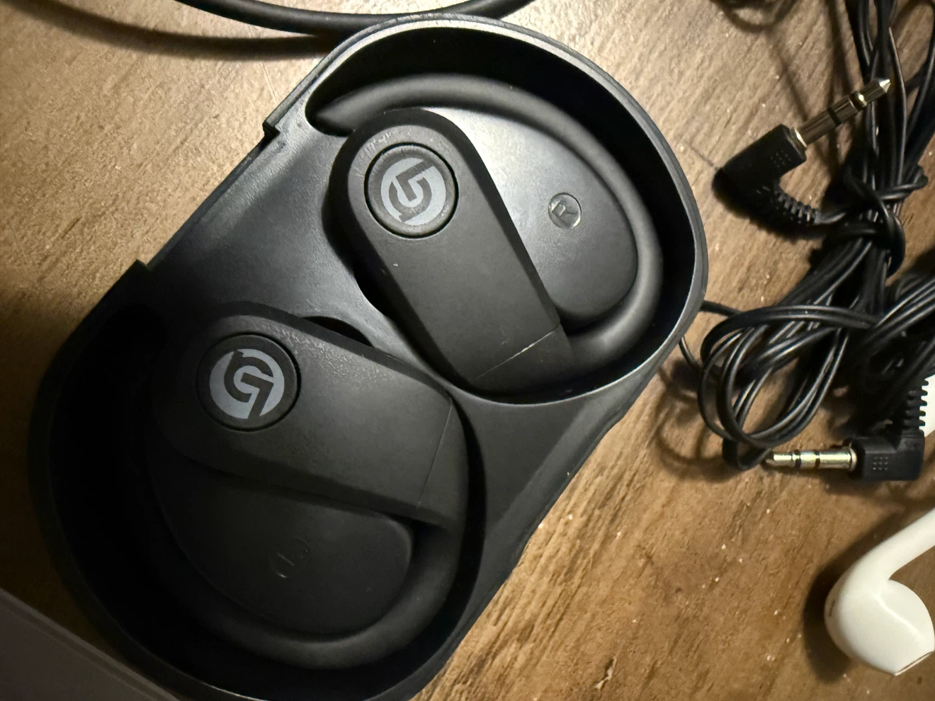 Earbuds with Charging Case - headphones - photo 2
