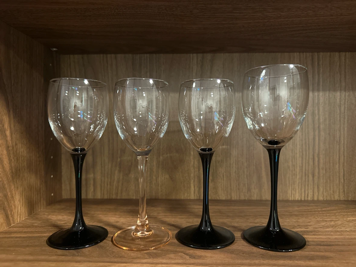 Mix of 4 Wine Glasses with Black/ Pink Stems