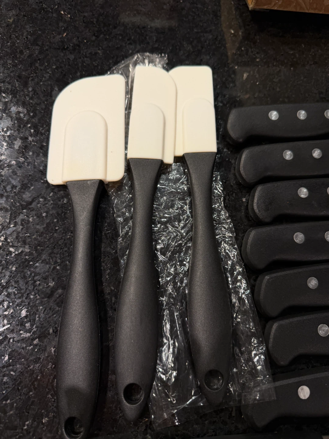 Moving sales: New Farberware Knives and Spatulas Set - photo 4