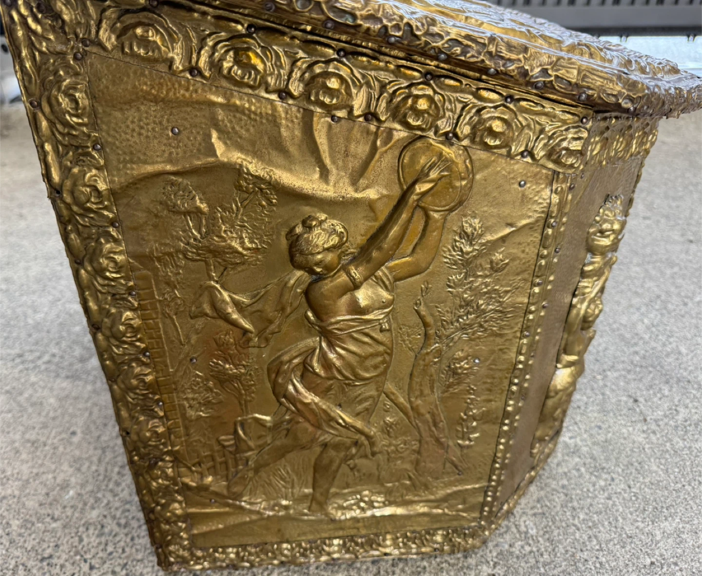 Antique Late Victorian Wood w/Brass Repousse Firewood/Coal Chest - photo 5