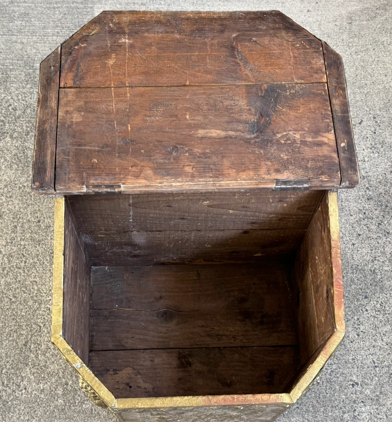 Antique Late Victorian Wood w/Brass Repousse Firewood/Coal Chest - photo 3