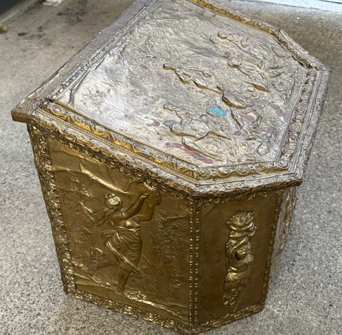 Antique Late Victorian Wood w/Brass Repousse Firewood/Coal Chest - photo 4