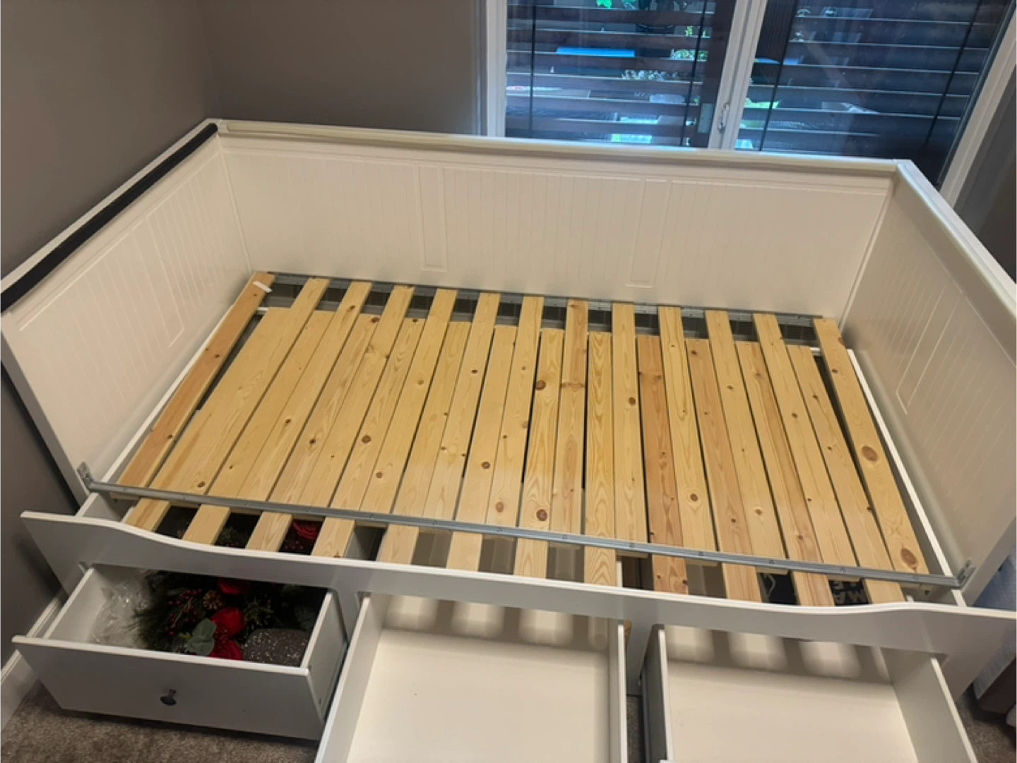 HEMNES Daybed with 3 drawers/2 mattresses/ Like New - photo 3