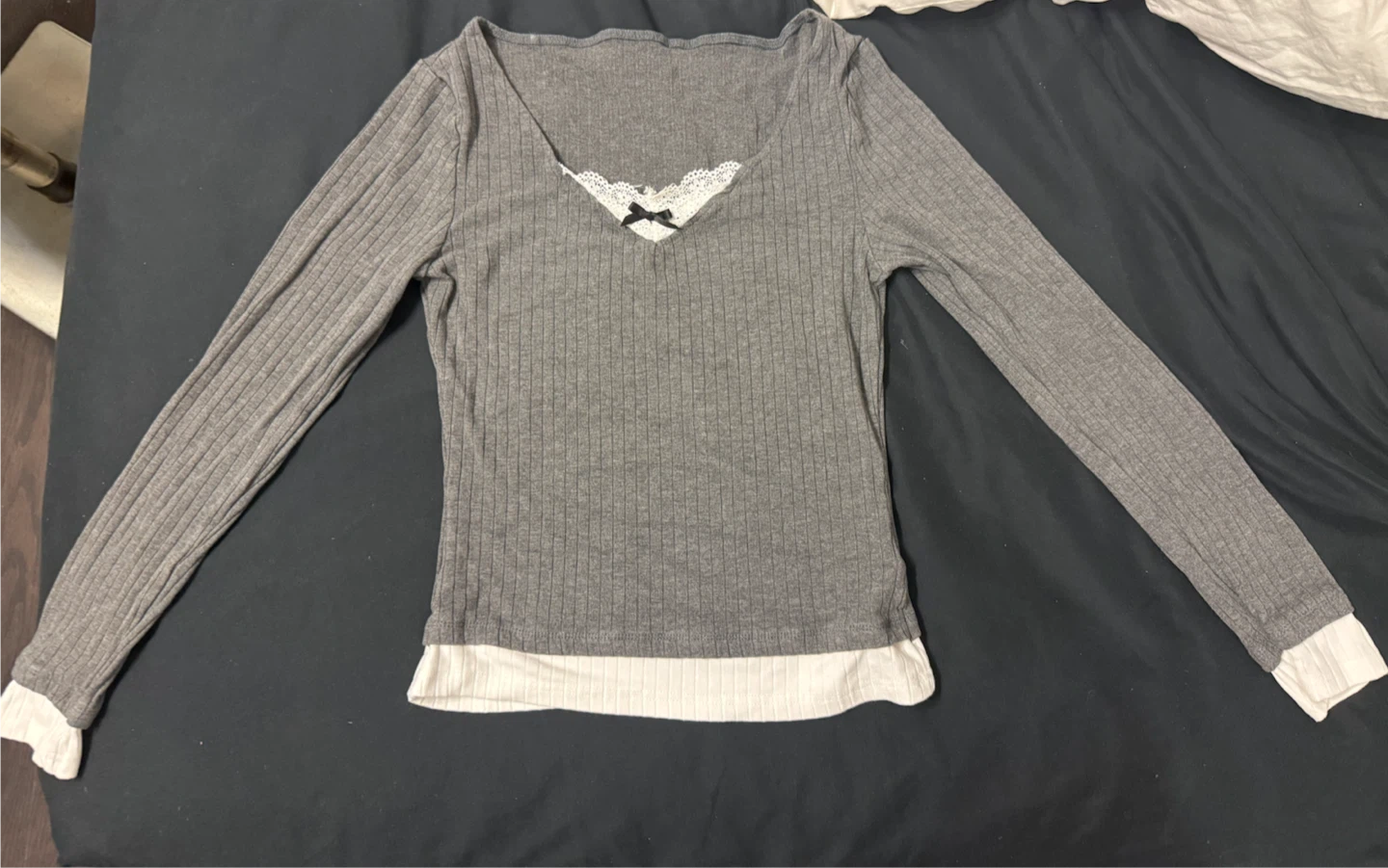DAZY Women's Grey V-Neck Long Sleeve Top - Size US 2(M)