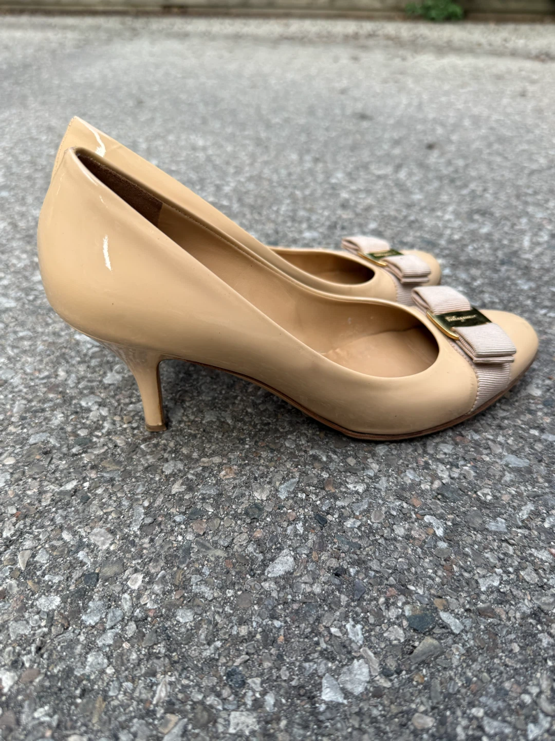 Salvatore Ferragamo Beige Patent Leather Bow Heels - photo 2