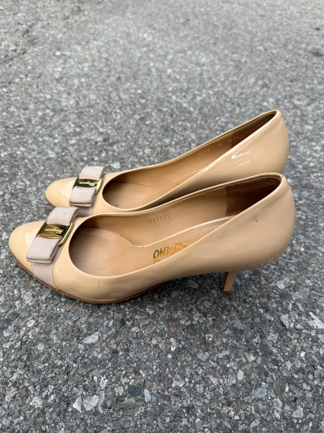 Salvatore Ferragamo Beige Patent Leather Bow Heels - photo 3
