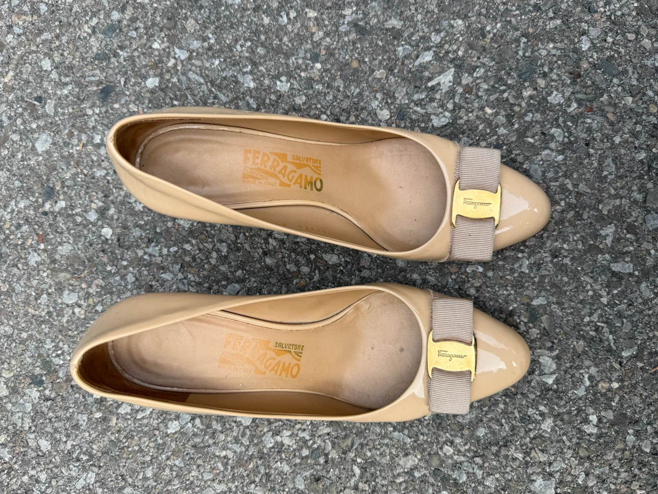 Salvatore Ferragamo Beige Patent Leather Bow Heels - photo 5