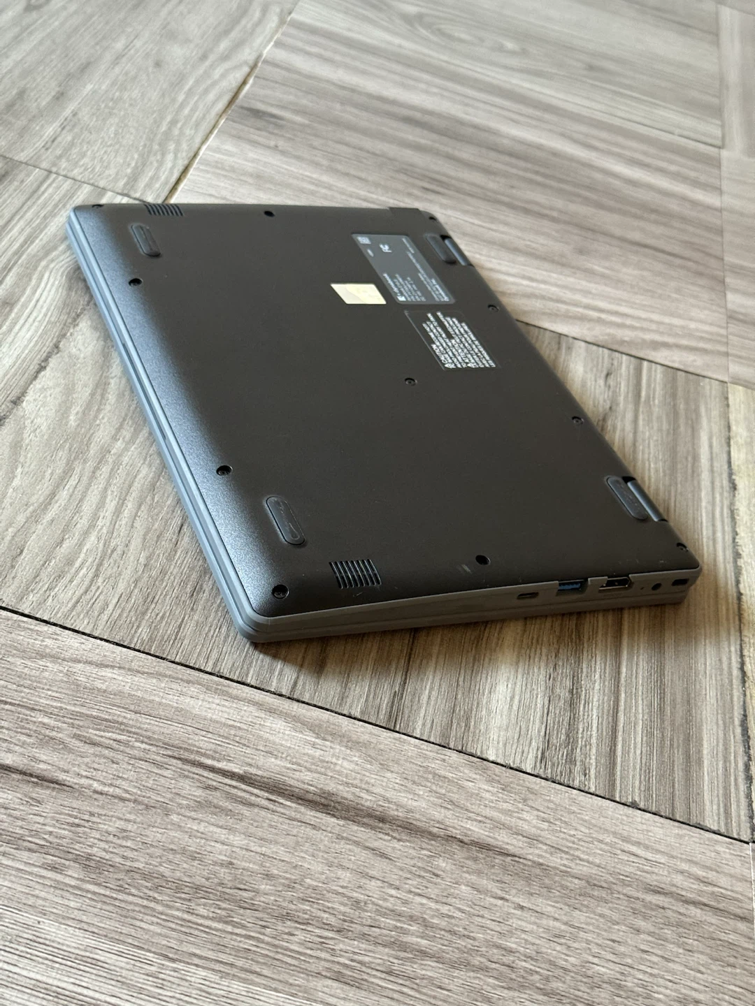 Dynabook E10-S Laptop with Charger - photo 3