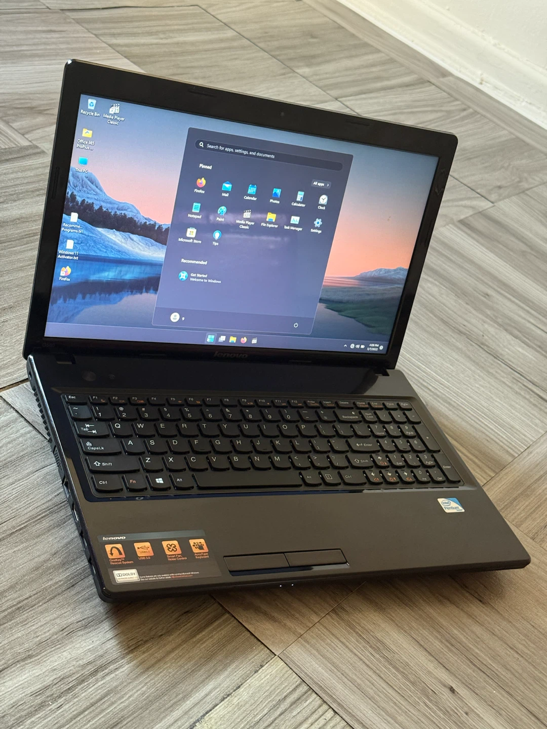 Lenovo Laptop looks new with windows 11 and original charger
