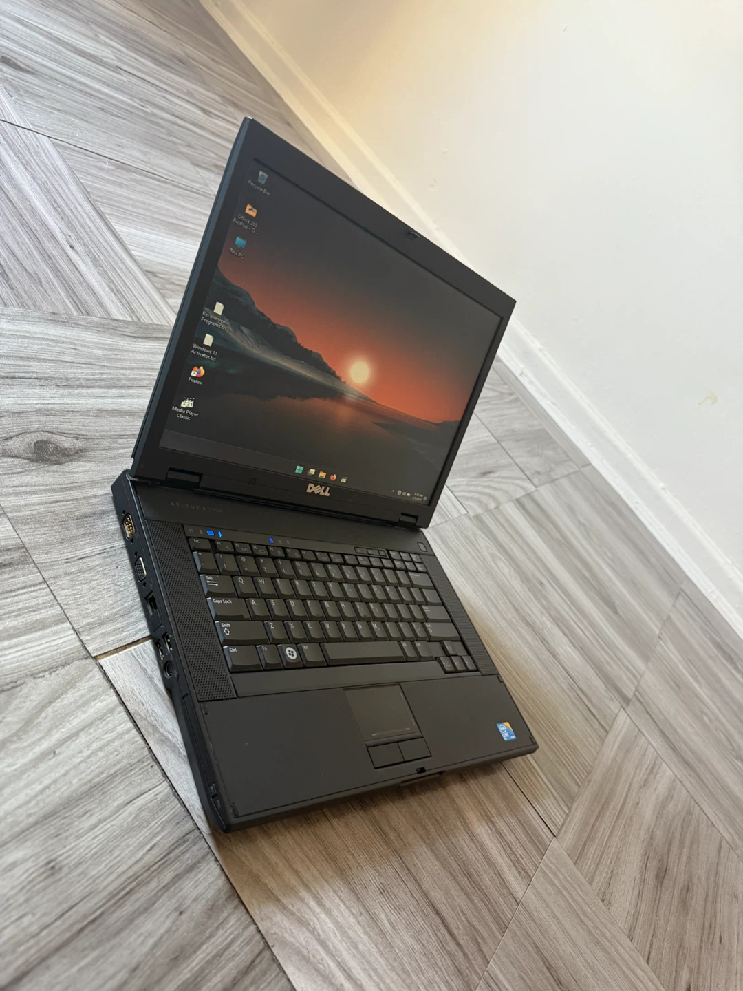 Dell Latitude E5500 Intel core 2 duo  Laptop - photo 2