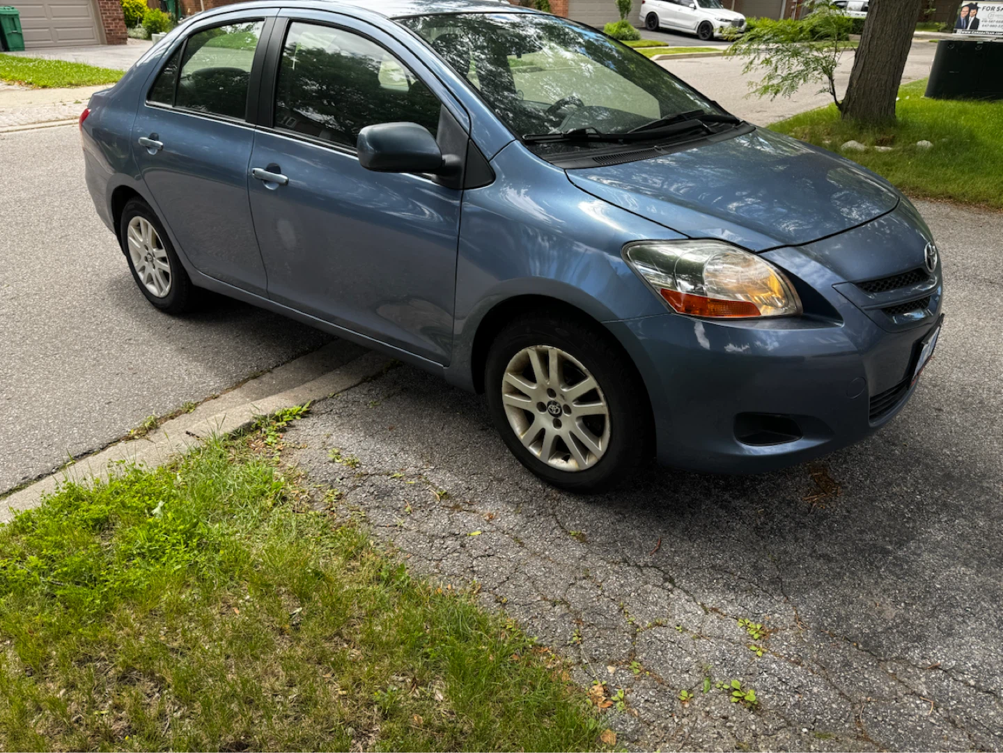 2008 Toyota Yaris sedan - photo 2