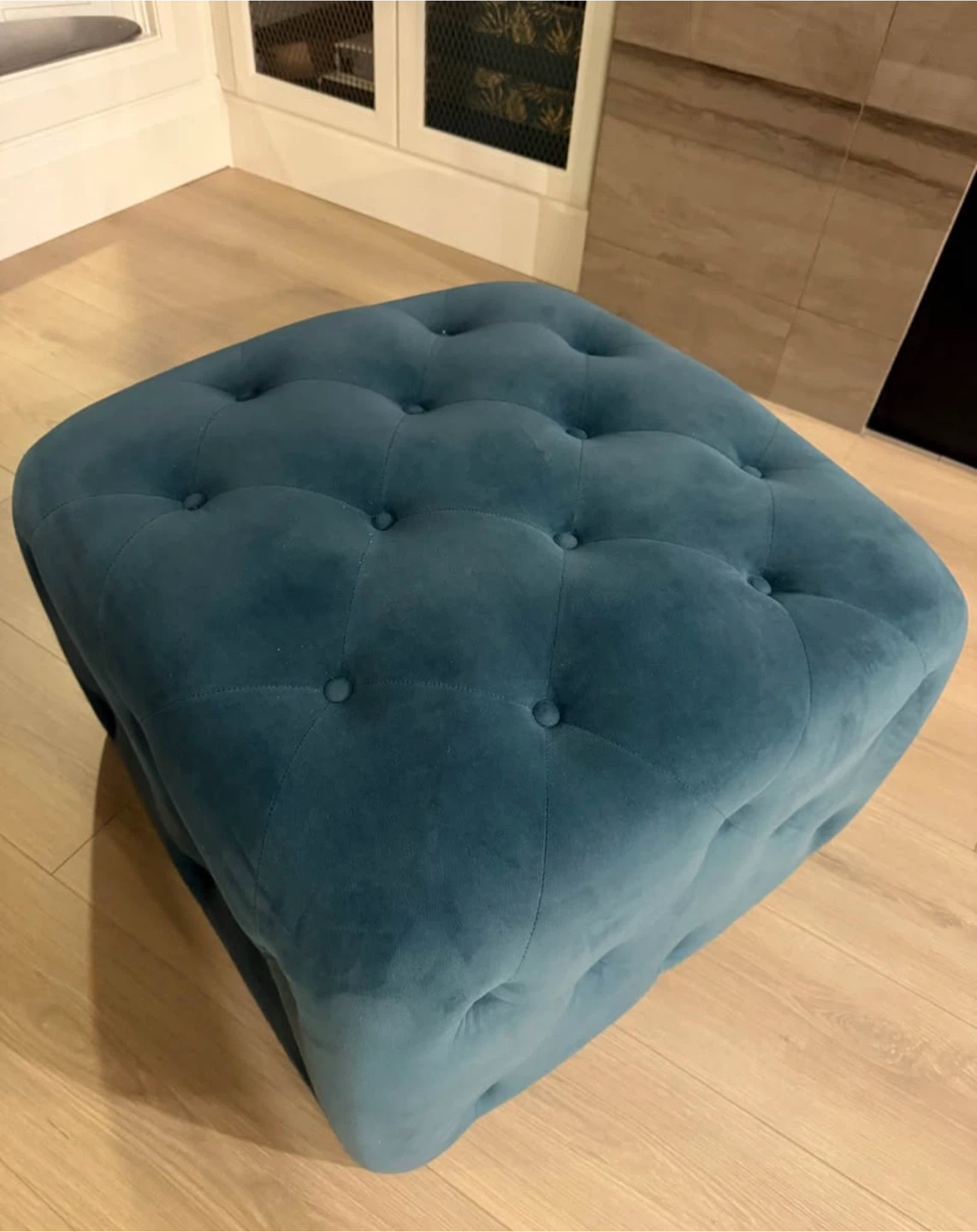 Blue/ teal wing chair with velvet tufted ottoman - photo 3