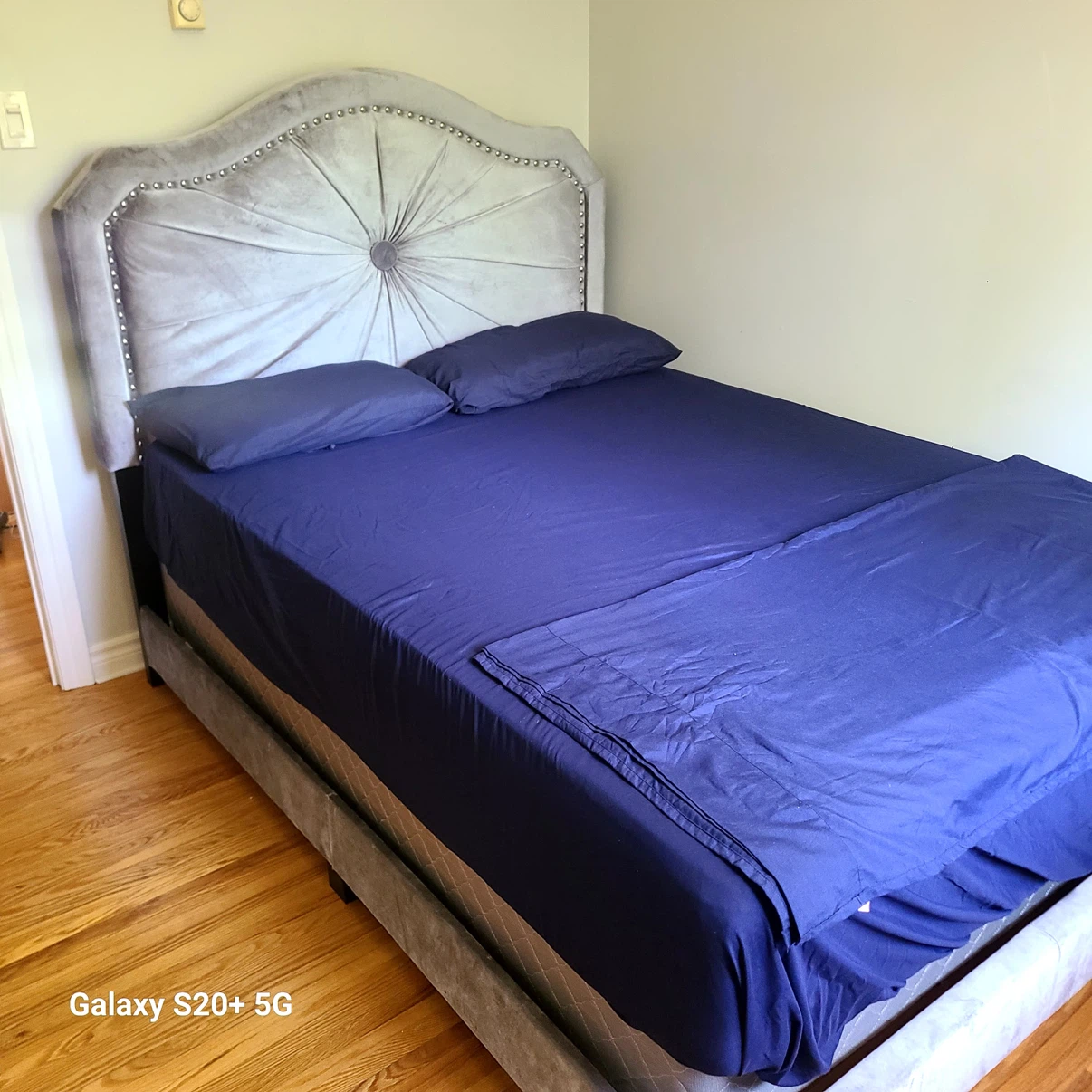 Grey Velvet Tufted Headboard Bed Frame - photo 2