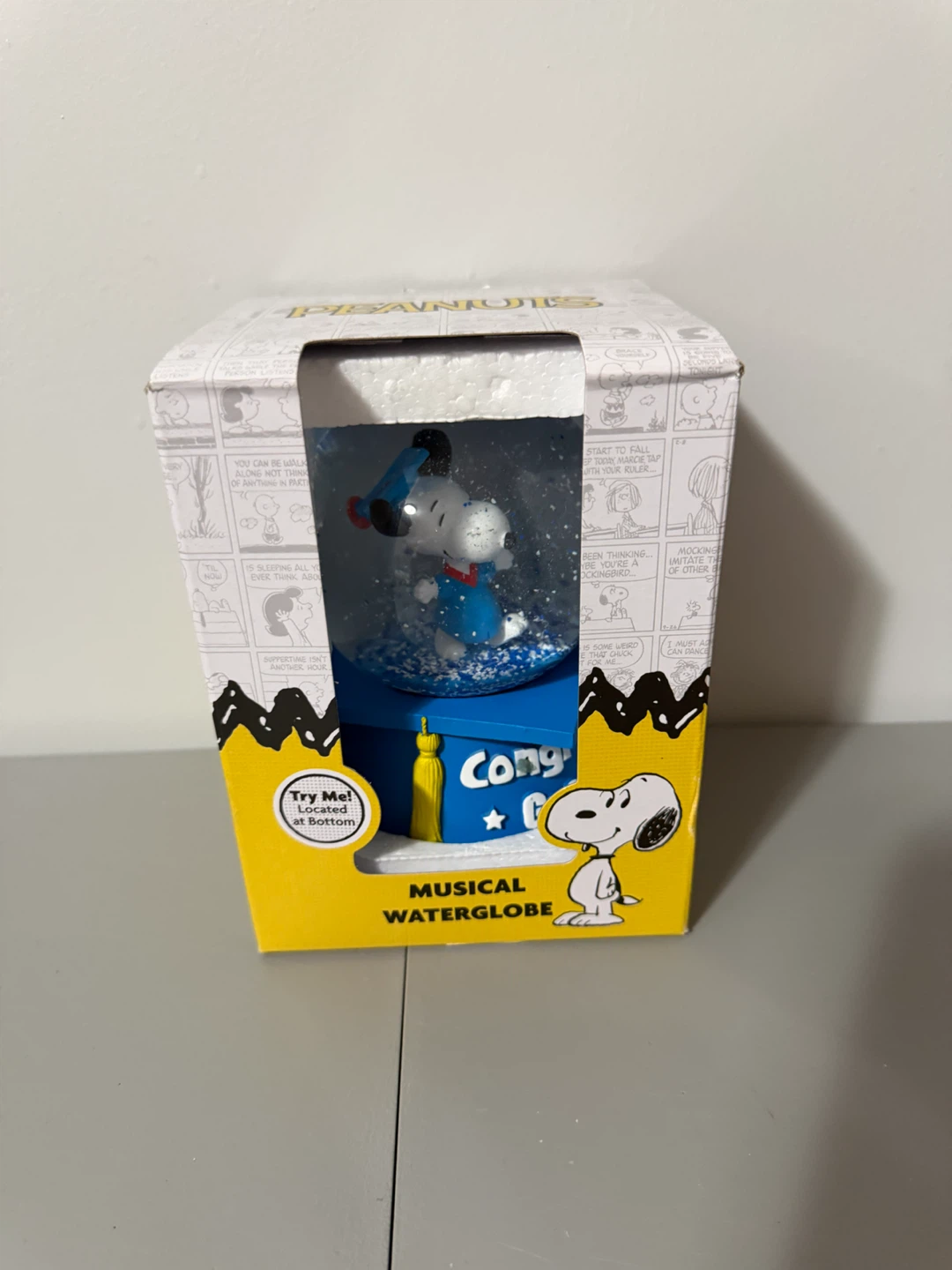 Peanuts Snoopy "Congrats Grad" Musical Waterglobe