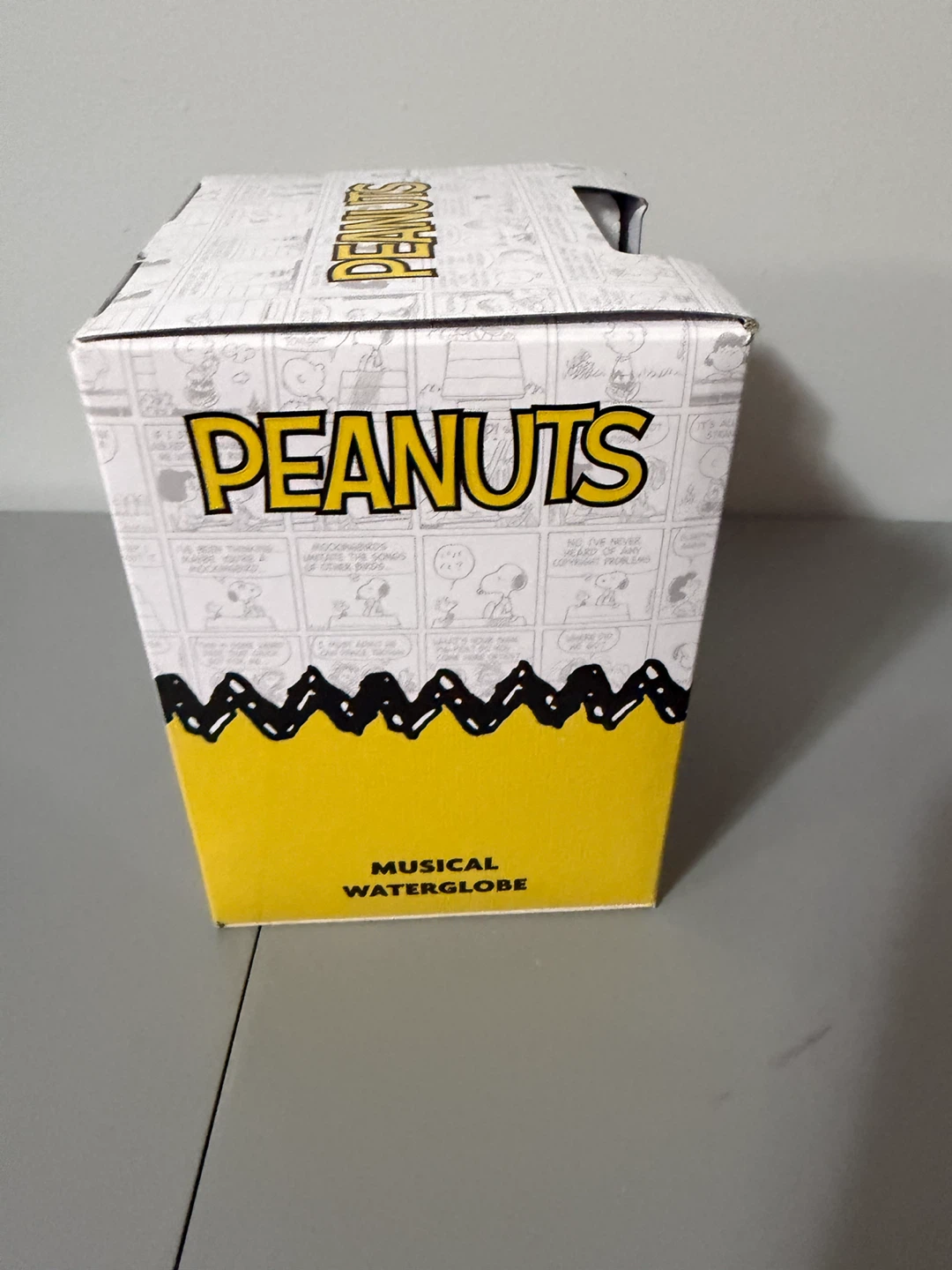 Peanuts Snoopy "Congrats Grad" Musical Waterglobe - photo 2