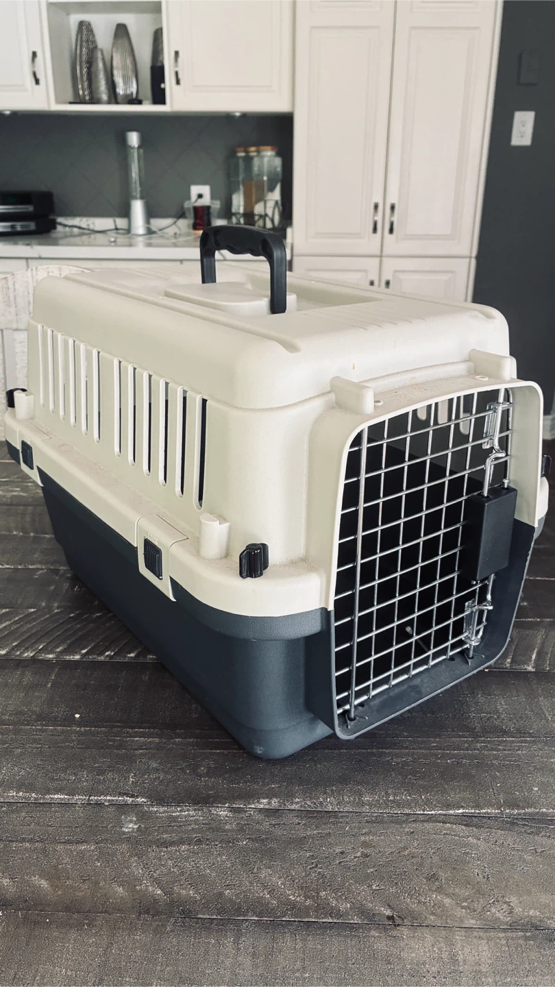 “Essentials” small pet kennel/carrier with attached water bowl