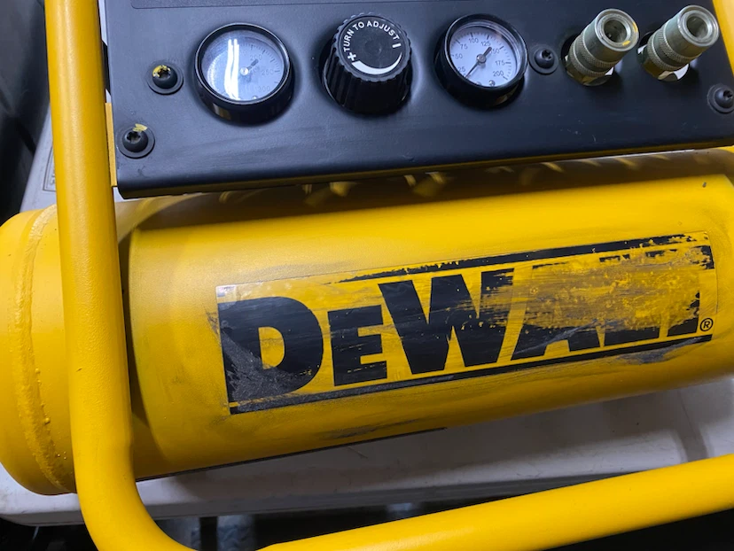 Dewalt 2 gallon air compressor with hose - photo 3