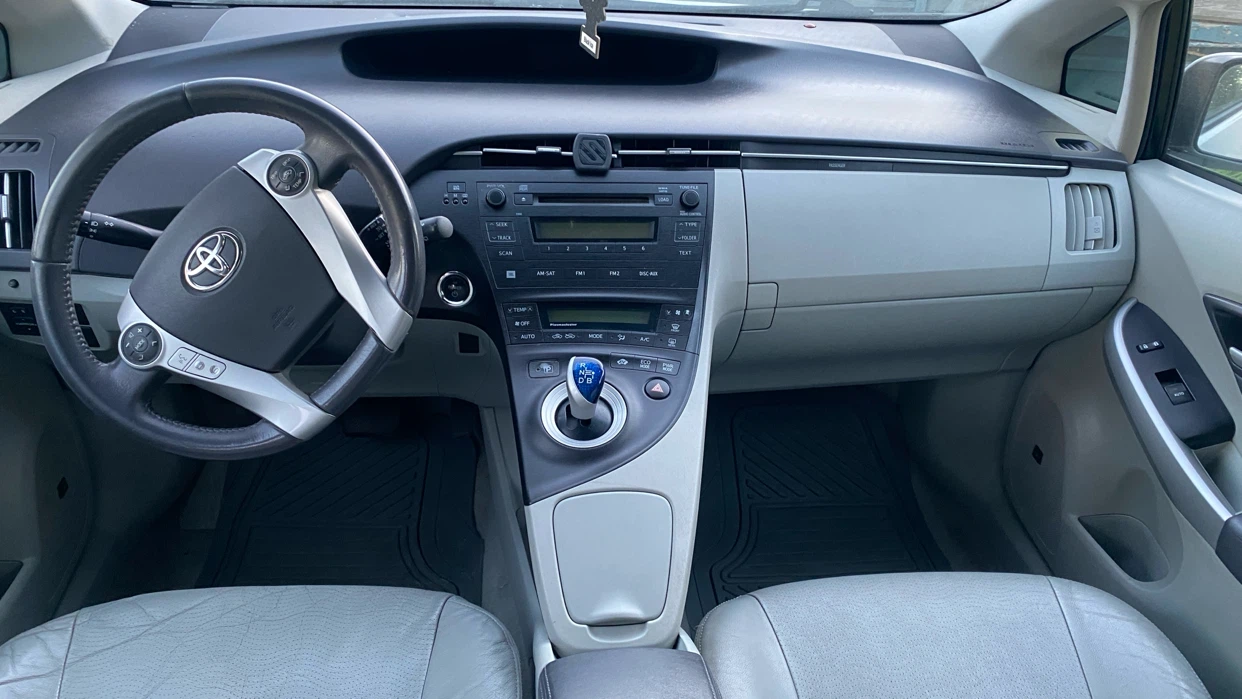White Toyota Prius Hybrid - photo 5