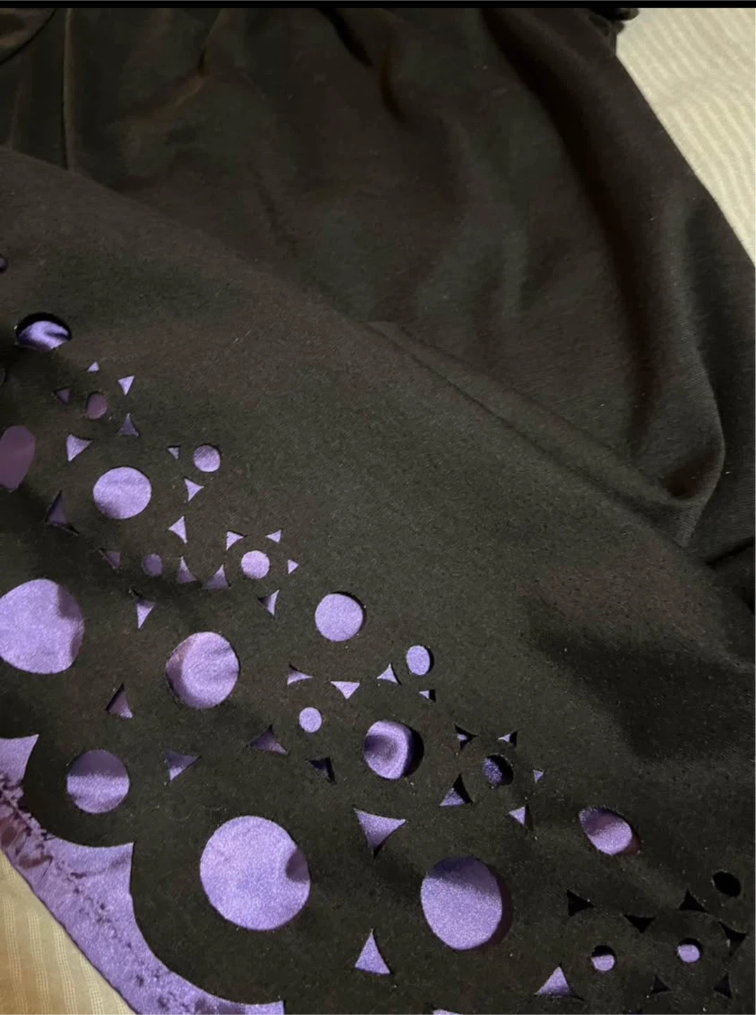 Black short-sleeve dress with cut-out detail - photo 4