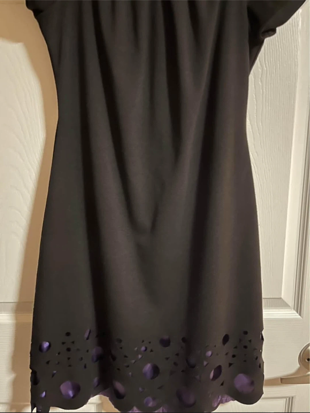 Black short-sleeve dress with cut-out detail - photo 5