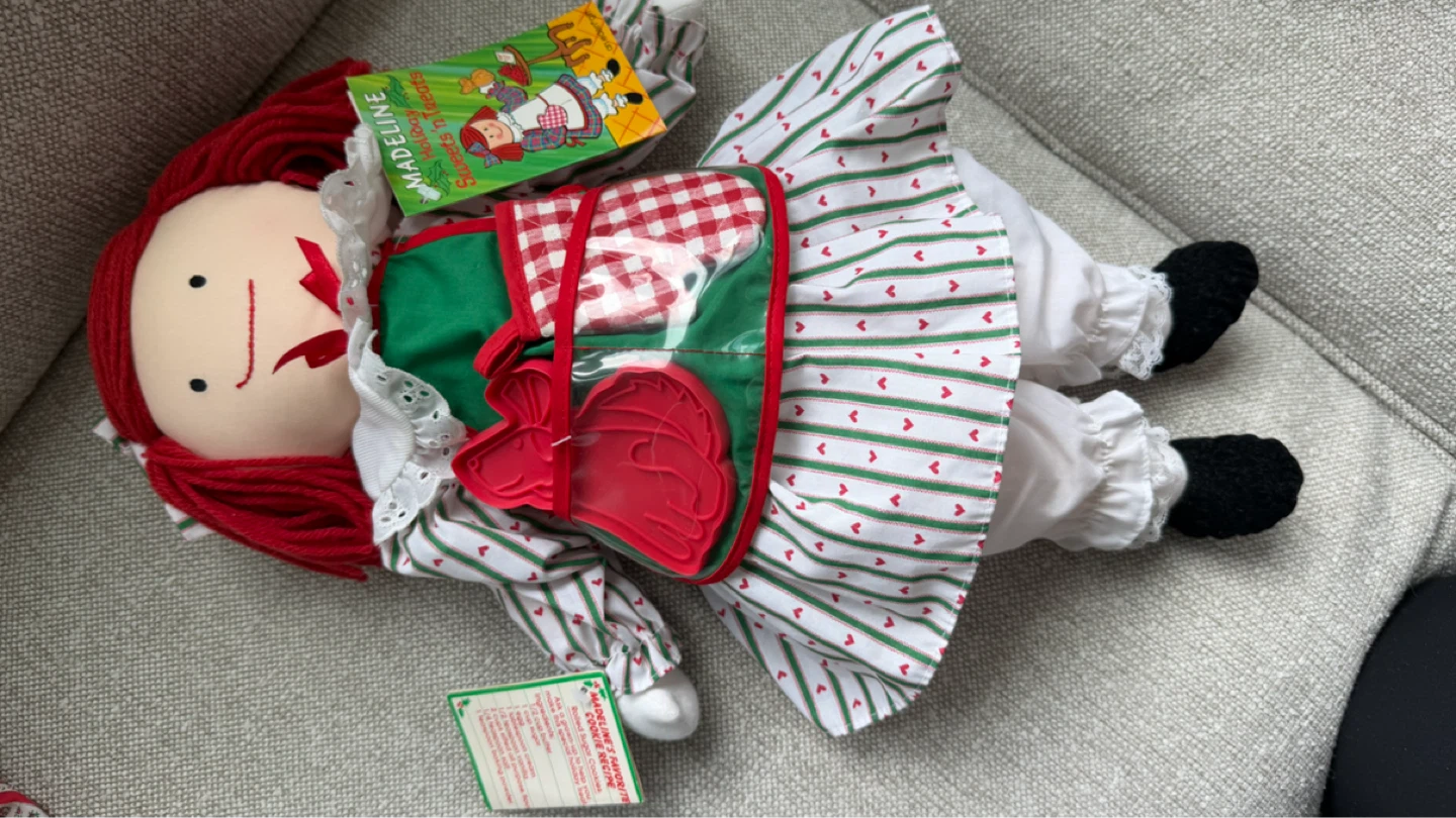 Madeline "Sweets 'n Hearts" Doll with Cookie Cutters - photo 2