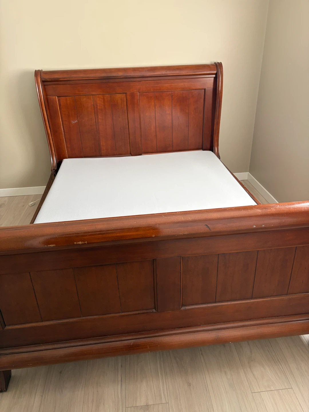 Solid wood queen sleigh bed
