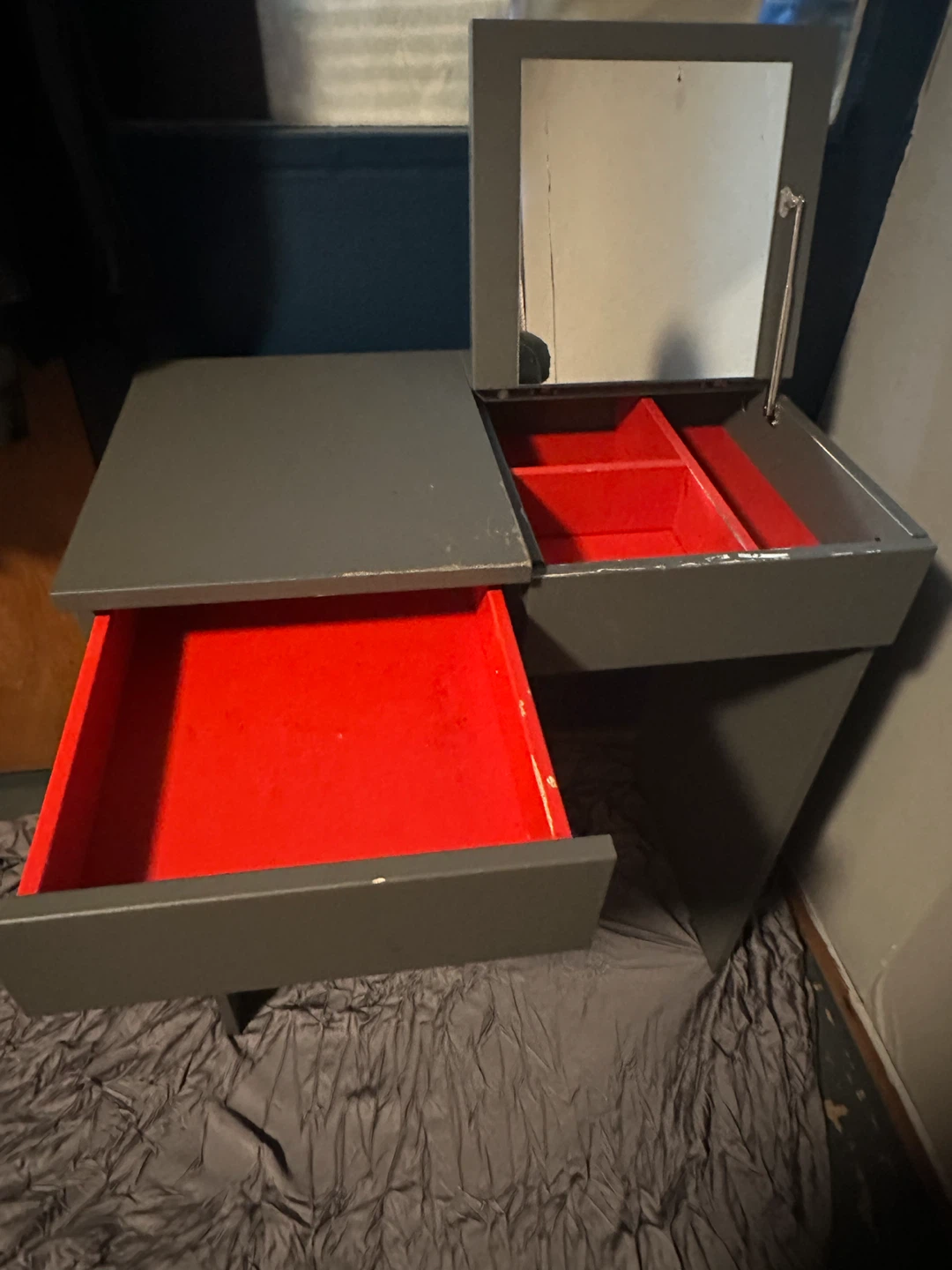 Grey vanity with red interior - photo 2